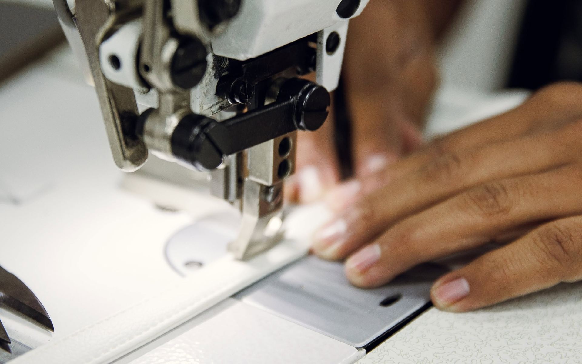 Compromiso con la Calidad — detalle de costura industrial